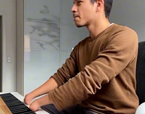 پیانونوازی مردی که انگشت ندارد!
