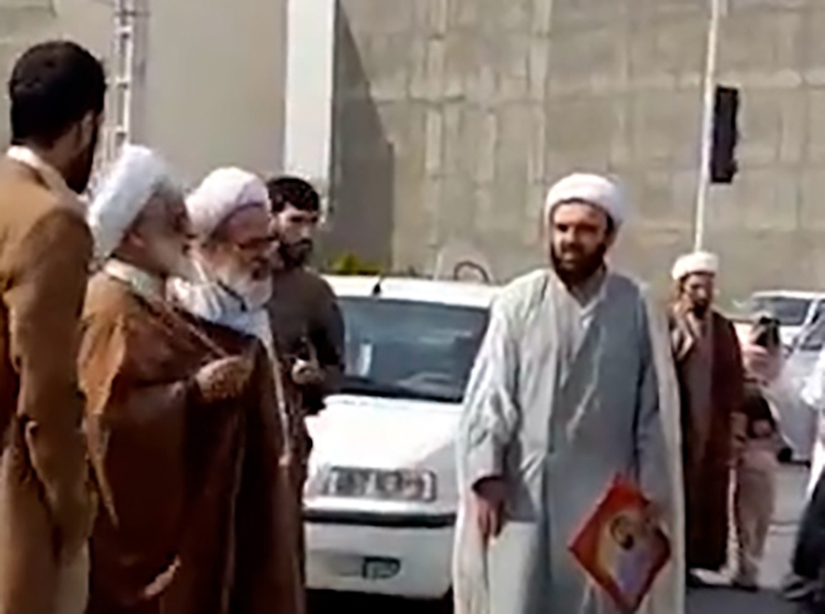 تجمع روحانیون در قم پس از بازداشت یک روحانی