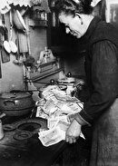 گروگان گیری در اوپک / استالین‌گراد پس از جنگ جهانی دوم / بمب‌باران درسدن؛ جهنم روی زمین / دفاعیات متهمان نازی در دادگاه نورنبرگ / ابرتورم آلمان بین دو جنگ جهانی؛ معامله با سیگار!