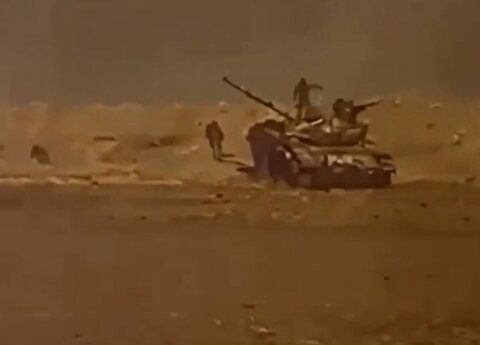 لحظه انهدام تانک تی 72 عراقی توسط رزمندگان ایران