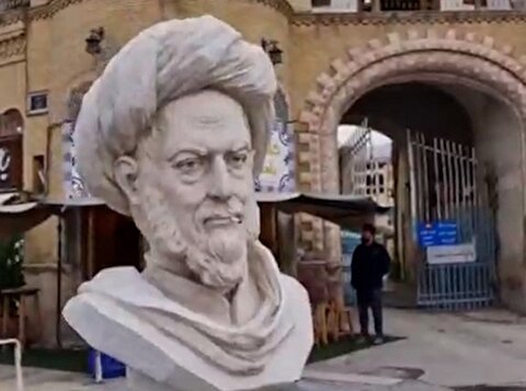 حرکت زشت با مجسمه سعدی در شیراز