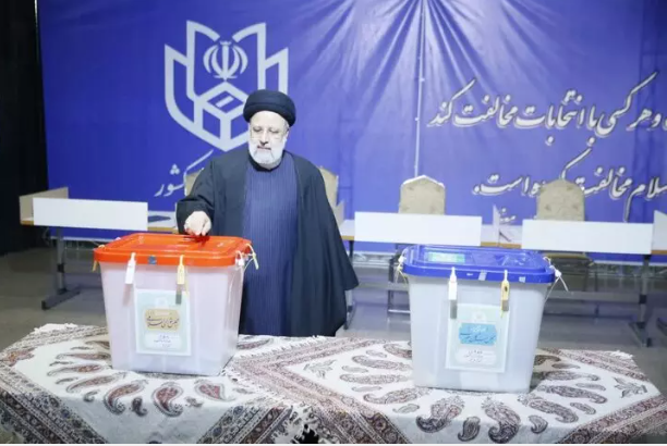 آغاز رای&zwnj;گیری از ساعت ۸ صبح / متولدین ۱۱ اسفند ۸۴ و قبل واجد شرایط هستند/رهبر انقلاب رأی خود را به صندوق انداختند