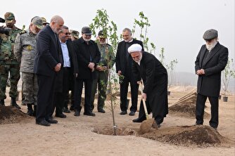 رئیس قوه قضائیه همزمان با روز درختکاری، یک اصله نهال میوه غرس کرد