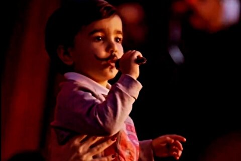 خوانندگی جذاب کودکی با سبیل در کنسرت بهنام بانی