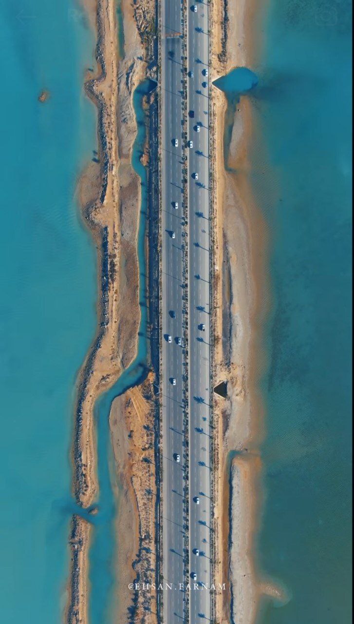 جاده‌ای زیبا در بوشهر که وسط دریا می‌گذرد