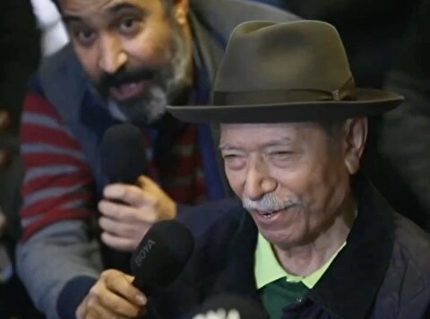 ترانه‌خوانی شادمانه علی نصیریان در 90 سالگی
