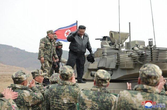 تانک‌سواری رهبر کره شمالی پس از  فرمان جنگ