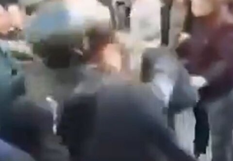 تصاویر کتک زدن پلیس توسط حامیان امر به معروف؛ پیرمرد کله زد!