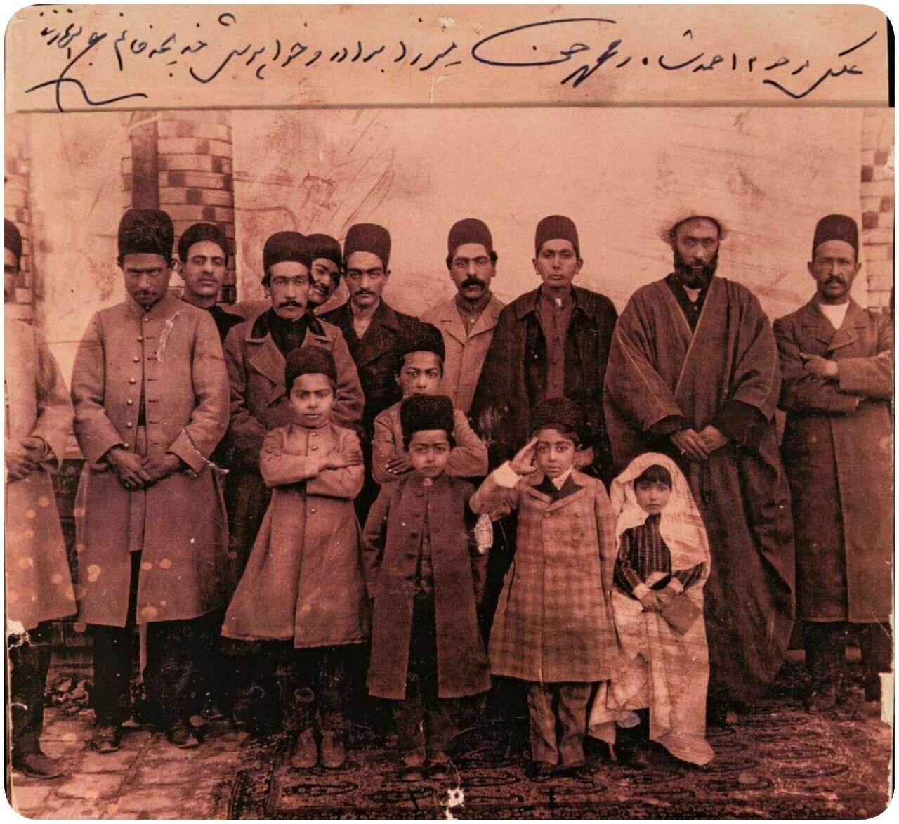عکس احمدشاه قاجار همراه خواهرش «خدیجه خانم»