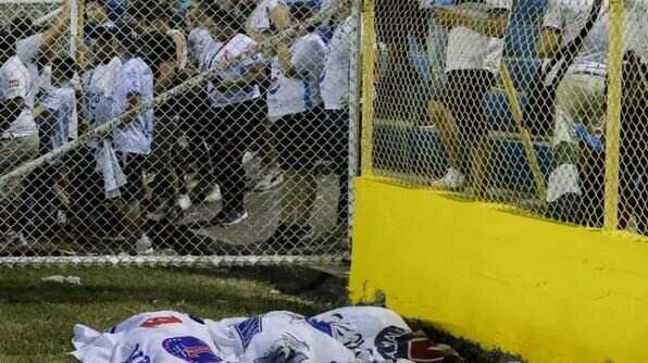 9 نفر در ازدحام ورزشگاه فوتبال کشته شدند