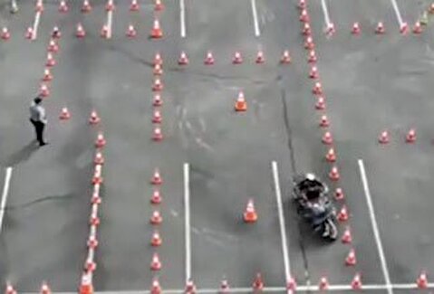 مهارت فوق‌العاده پلیس بزرگراه در موتورسواری