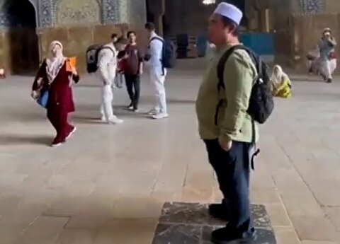 اذان توریست مالزیایی در مسجد امام اصفهان