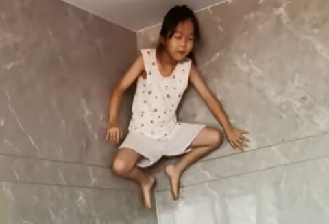 دختر عنکبوتی که به دیوار و سقف می‌چسبد
