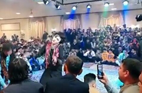 محفل افغانی‌ها با رقص پسران جوان