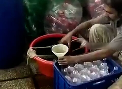 تولید مشمئزکننده کوکاکولای تقلبی توسط پاکستانی