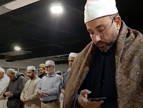 استفاده از موبایل توسط امام جماعت وسط نماز!