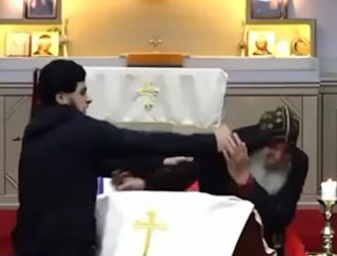 لحظات حمله با چاقو به یک کشیش در کلیسا