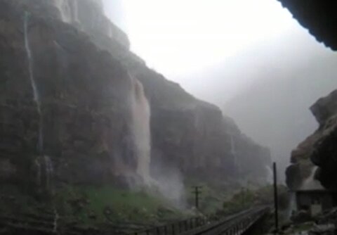 شکوه دیدنی آبشار بیشه پس از بارش شدید باران