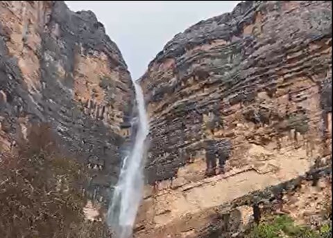 شکوه بزرگ‌ترین آبشار خاورمیانه در نیریز پس از بارش
