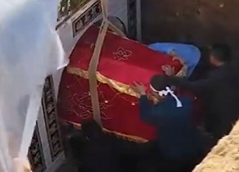 لحظه وحشتناک ریزش قبر در هنگام خاکسپاری