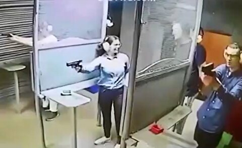 لحظه وحشتناک خودکشی یک زن با اسلحه