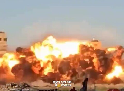 لحظه برخورد بمب عظیم اسرائیل به شرق غزه