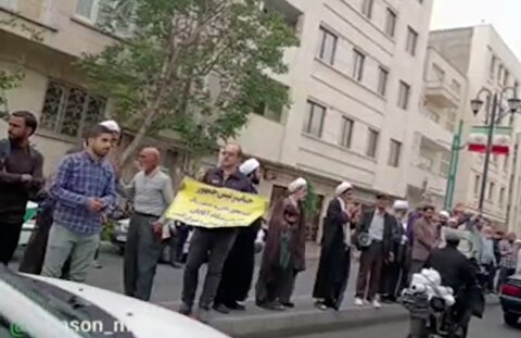 معترضین تماشاگران زنان در پاستور: جلوی فحشا رو بگیر رئیسی!