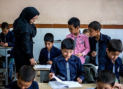 معلمین افغانی در این مدارس ایران تدریس می‌کنند