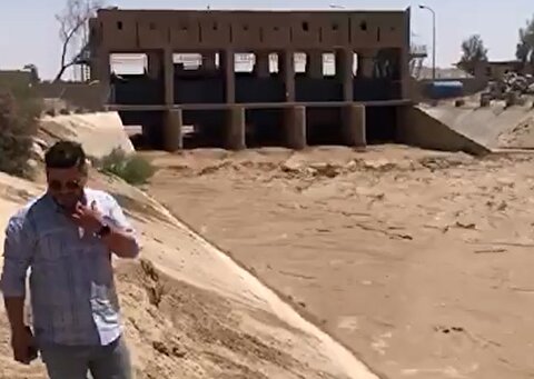 لحظات عبور سیلاب هیرمند از مرز ایران