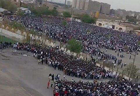 ویدیوهای یک افغان از جمعیت عظیم افغانی‌ها و نصب پرچم افغانستان در ایران