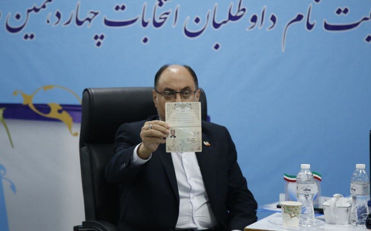 وحید حقانیان کاندیدای ریاست جمهوری شد! / قطع برق ستاد انتخابات همزمان با ثبت نام حقانیان / اطرفیان احمدی نژاد: او می&zwnj;آید / ثبت نام پزشکیان همراه دخترش: به نفع کسی انصراف نمی&zwnj;دهم