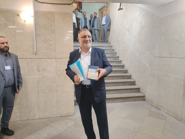 وحید حقانیان کاندیدا شد، برق رفت! / زاکانی ثبت نام کرد / اطرفیان احمدی نژاد: او می&zwnj;آید / ثبت نام پزشکیان همراه دخترش: انصراف نمی&zwnj;دهم