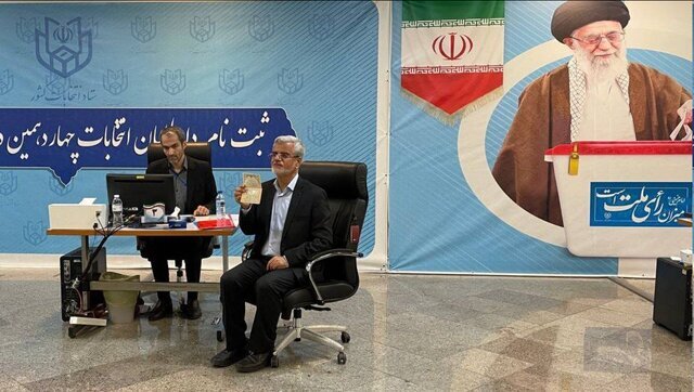 محمود احمدی نژاد رسماً ثبت نام کرد / وزیر ارشاد با معاون و برادر داماد رئیسی آمد محمود احمدی نژاد رسماً ثبت نام کرد / وزیر ارشاد با معاون و برادر داماد رئیسی آمد