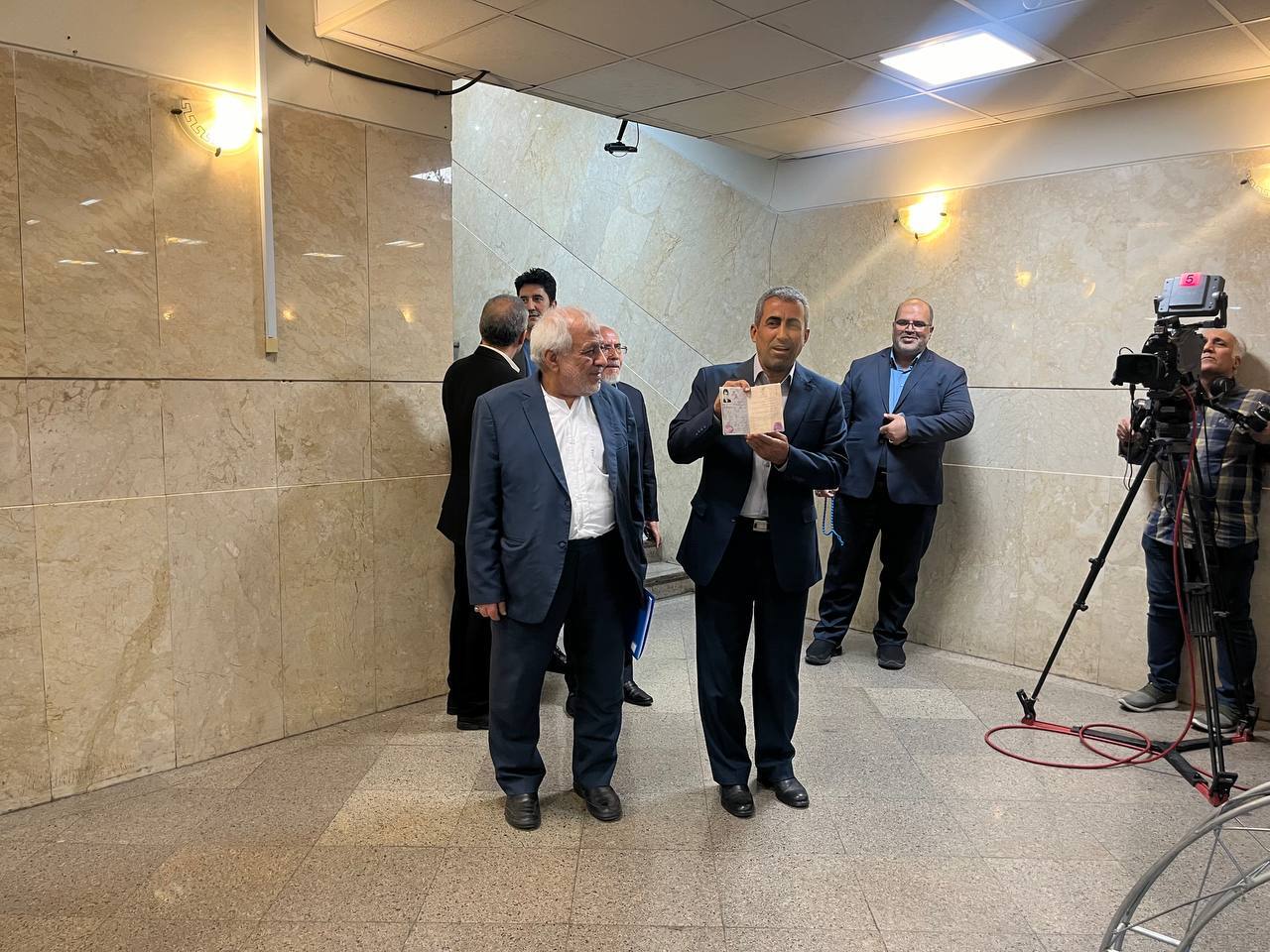 محمود احمدی نژاد رسماً ثبت نام کرد / وزیر ارشاد با معاون و برادر داماد رئیسی آمد / سعید محمد بر سر قبر شهید ابراهیم رئیسی؛ دورخیز برای ثبت نام؟ محمود احمدی نژاد رسماً ثبت نام کرد / وزیر ارشاد با معاون و برادر داماد رئیسی آمد / سعید محمد بر سر قبر شهید ابراهیم رئیسی؛ دورخیز برای ثبت نام؟