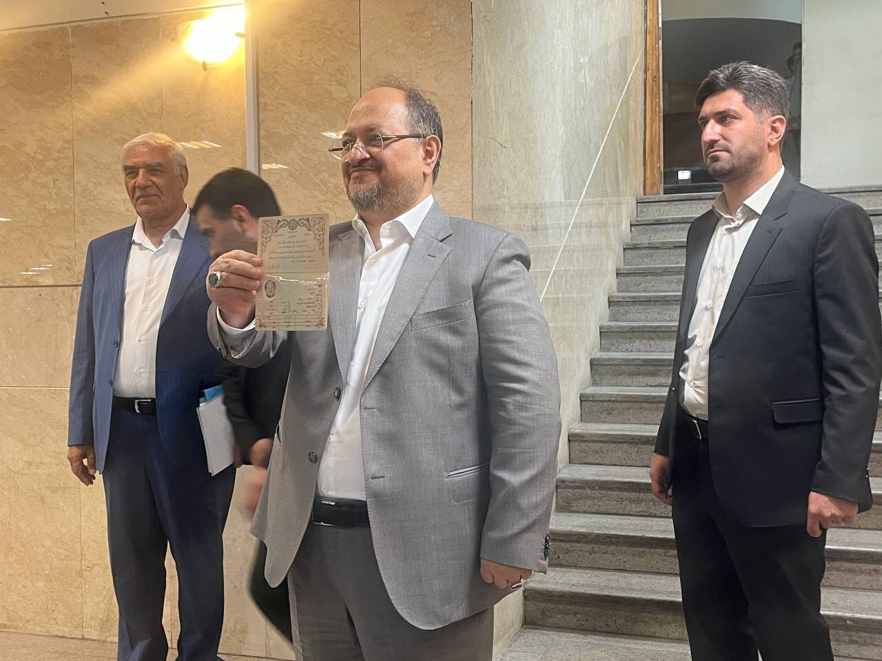 محمود احمدی نژاد رسماً ثبت نام کرد / وزیر ارشاد با معاون و برادر داماد رئیسی آمد / صف بلند وزرا و نمایندگان مجلس / سعید محمد بر سر قبر شهید ابراهیم رئیسی؛ دورخیز برای ثبت نام؟ / شریعتمداری ثبت نام کرد محمود احمدی نژاد رسماً ثبت نام کرد / وزیر ارشاد با معاون و برادر داماد رئیسی آمد / صف بلند وزرا و نمایندگان مجلس / سعید محمد بر سر قبر شهید ابراهیم رئیسی؛ دورخیز برای ثبت نام؟ / شریعتمداری ثبت نام کرد