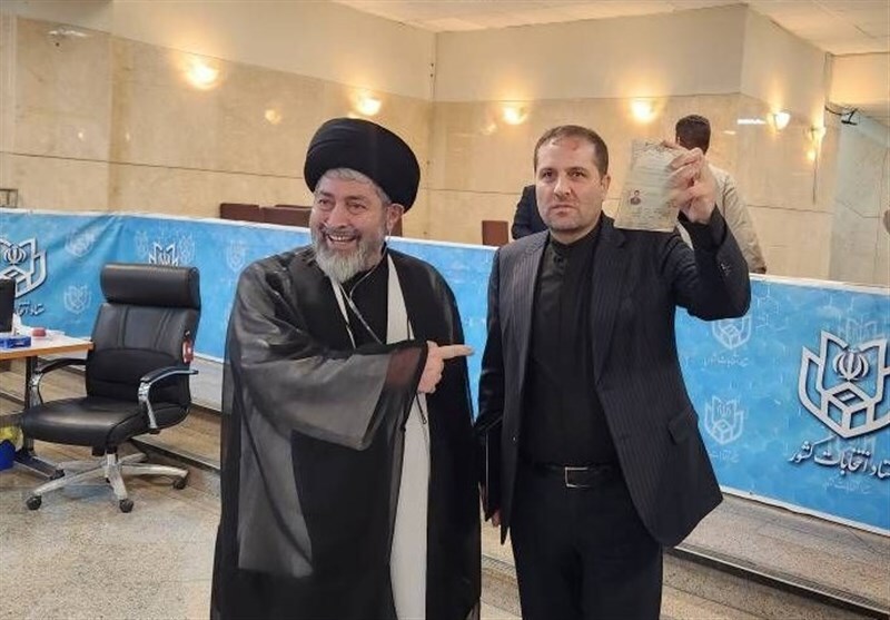 محمود احمدی نژاد رسماً ثبت نام کرد / وزیر ارشاد با معاون و برادر داماد رئیسی آمد / صف بلند وزرا و نمایندگان مجلس / سعید محمد بر سر قبر شهید ابراهیم رئیسی؛ دورخیز برای ثبت نام؟ / شریعتمداری ثبت نام کرد محمود احمدی نژاد رسماً ثبت نام کرد / وزیر ارشاد با معاون و برادر داماد رئیسی آمد / صف بلند وزرا و نمایندگان مجلس / سعید محمد بر سر قبر شهید ابراهیم رئیسی؛ دورخیز برای ثبت نام؟ / شریعتمداری ثبت نام کرد