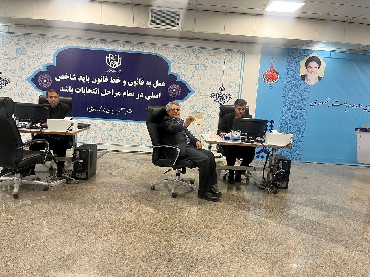 اسحاق جهانگیری معاون اول حسن روحانی رسماً ثبت نام کرد / قالیباف هم ثبت نام می کند؟ / سعید محمد: کاندیدا نمیشوم اسحاق جهانگیری معاون اول حسن روحانی رسماً ثبت نام کرد / قالیباف هم ثبت نام می کند؟ / سعید محمد: کاندیدا نمیشوم