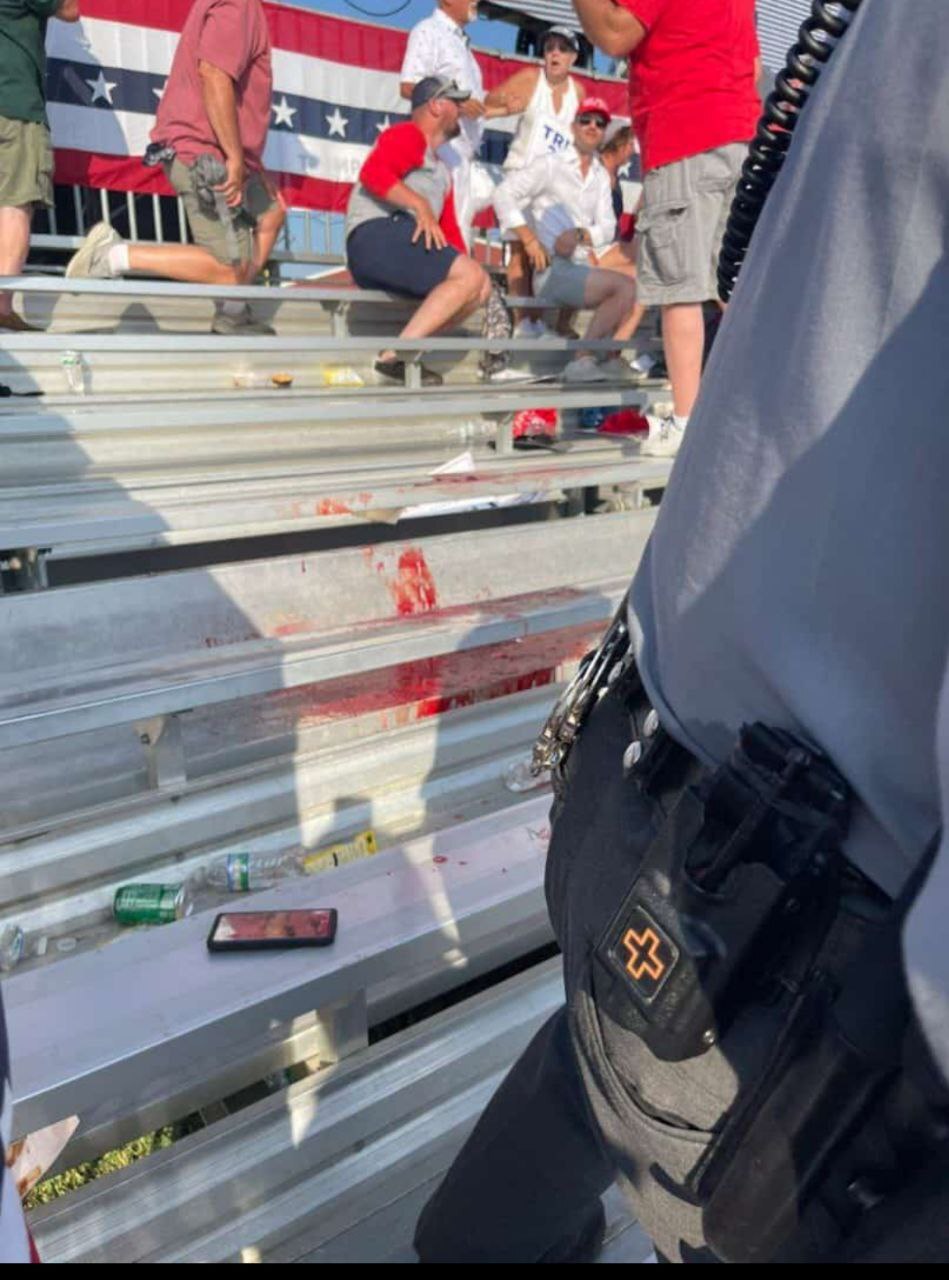 دونالد ترامپ هنگام سخنرانی ترور شد/ انتقال رئیس جمهور سابق آمریکا به بیمارستان/ ۲ کشته تا کنون