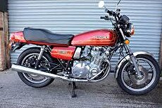 سوزوکی GS1000؛ افسانه‌ای که با صدای چهار سیلندرش عاشق‌مان کرد