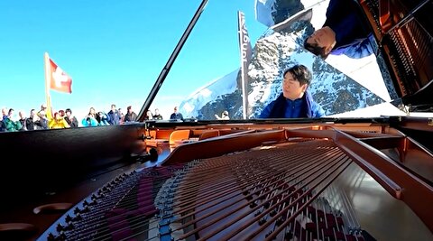 نواختن پیانو در ارتفاع 3500 متری آلپ