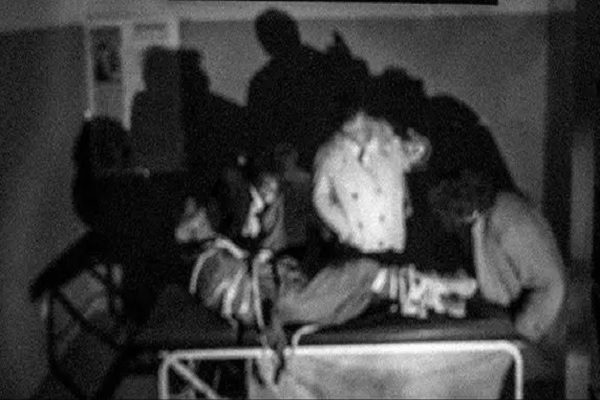 شکنجه شرمآور جلاد ساواک روی جوان انقلابی/شلاقهایی که پسر حجتالاسلام لاهوتی خورد شکنجه شرمآور جلاد ساواک روی جوان انقلابی/شلاقهایی که پسر حجتالاسلام لاهوتی خورد