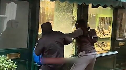 لحظات سرقت سریع از یک جواهرفروشی در لندن