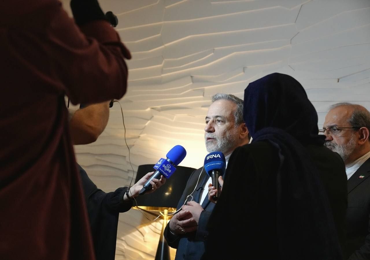 عراقچی: فضای حاکم بر مذاکرات مثبت بود؛ همین رویکرد ادامه یابد، امکان توافق هست/وزیر خارجه عمان: مذاکرات بسیار جدی بود؛ جلسه دیگری در زمان مناسب برگزار خواهد شد عراقچی: فضای حاکم بر مذاکرات مثبت بود؛ همین رویکرد ادامه یابد، امکان توافق هست/وزیر خارجه عمان: مذاکرات بسیار جدی بود؛ جلسه دیگری در زمان مناسب برگزار خواهد شد