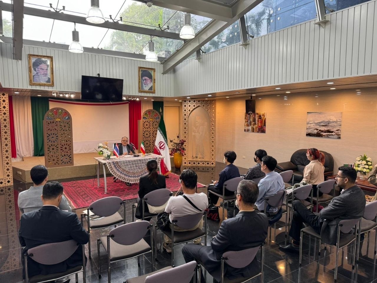 نشست جالب سفیر ایران در تایلند با رسانه ها نشست جالب سفیر ایران در تایلند با رسانه ها