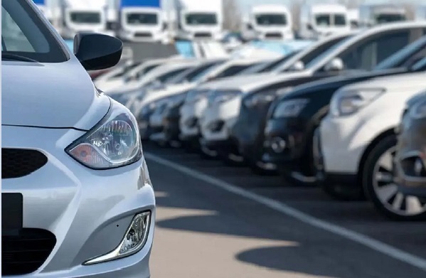 پرداخت قیمت ۳ بنز برای یک تویوتا ! / چگونه خودروی ۳۰ هزار دلاری، ۸ میلیارد تومان شد؟