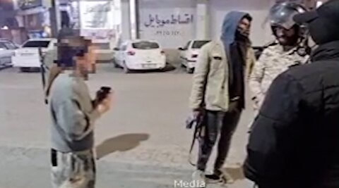 حرف‌های دختر بی‌حجاب با نیروهای حافظ امنیت در اغتشاشات