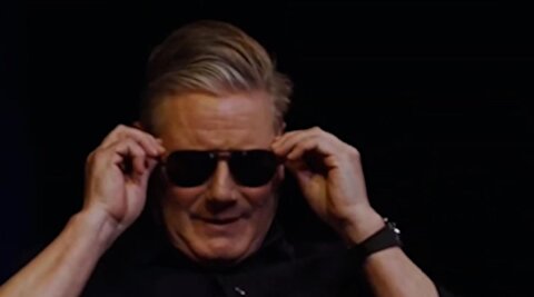 تقلید نخست‌وزیر انگلیس از مکرون با عینک دودی!