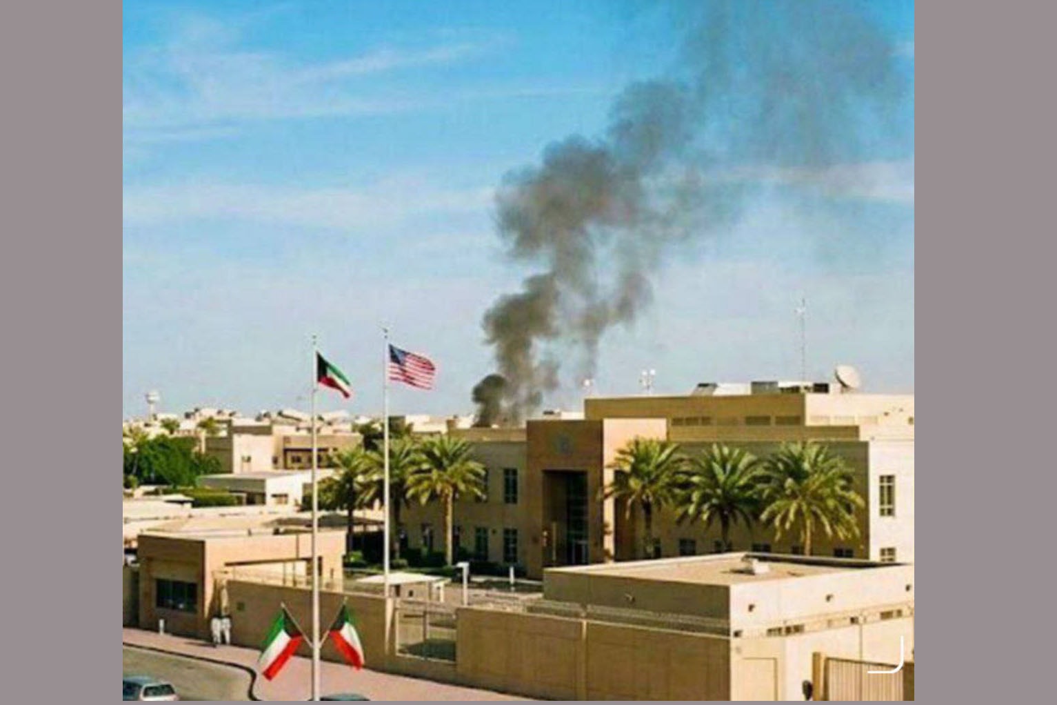 برخاستن دود از سفارت آمریکا در کویت + عکس