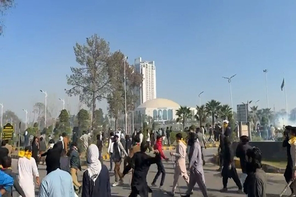 چند سکانس معنادار از تاریخ؛ کسی نمی&zwnj;خواهد شمع روشن کند؟