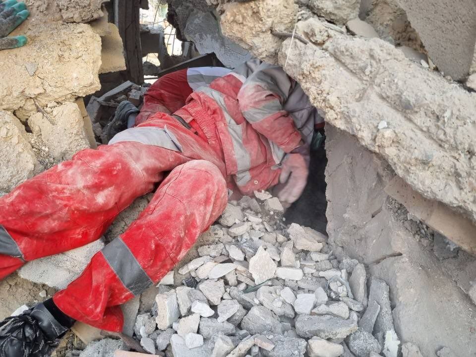 عکس: تلاش فداکارانه &lrm;امدادگر &lrm;هلال احمر برای نجات هموطنان